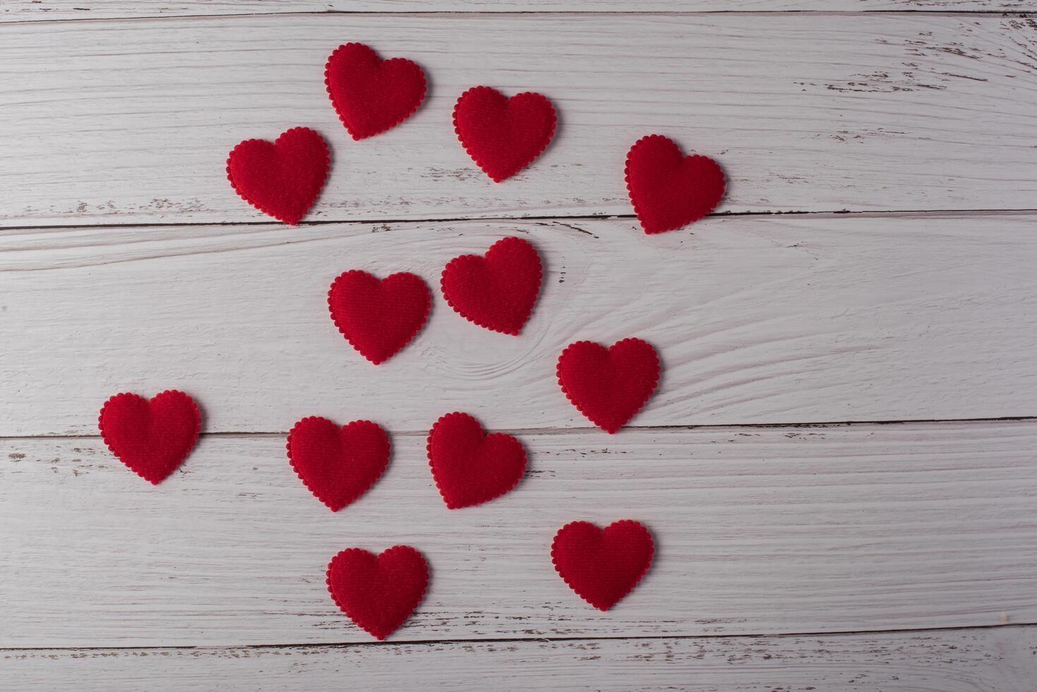 corazón rojo sobre fondo de madera blanca. foto