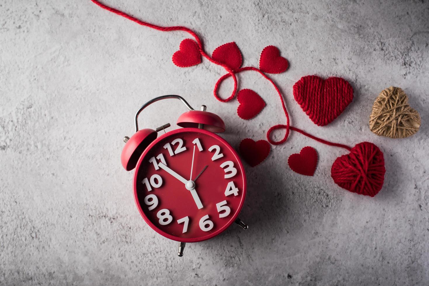 Despertador rojo con corazón rojo, concepto de día de San Valentín. foto