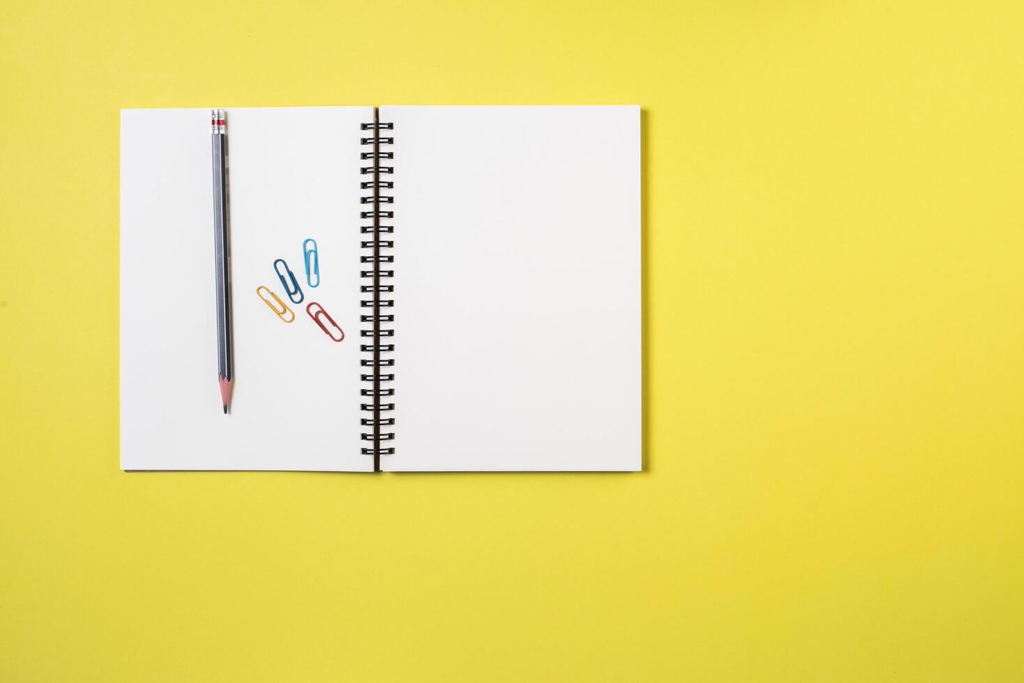 cuaderno en blanco en el espacio de trabajo. foto