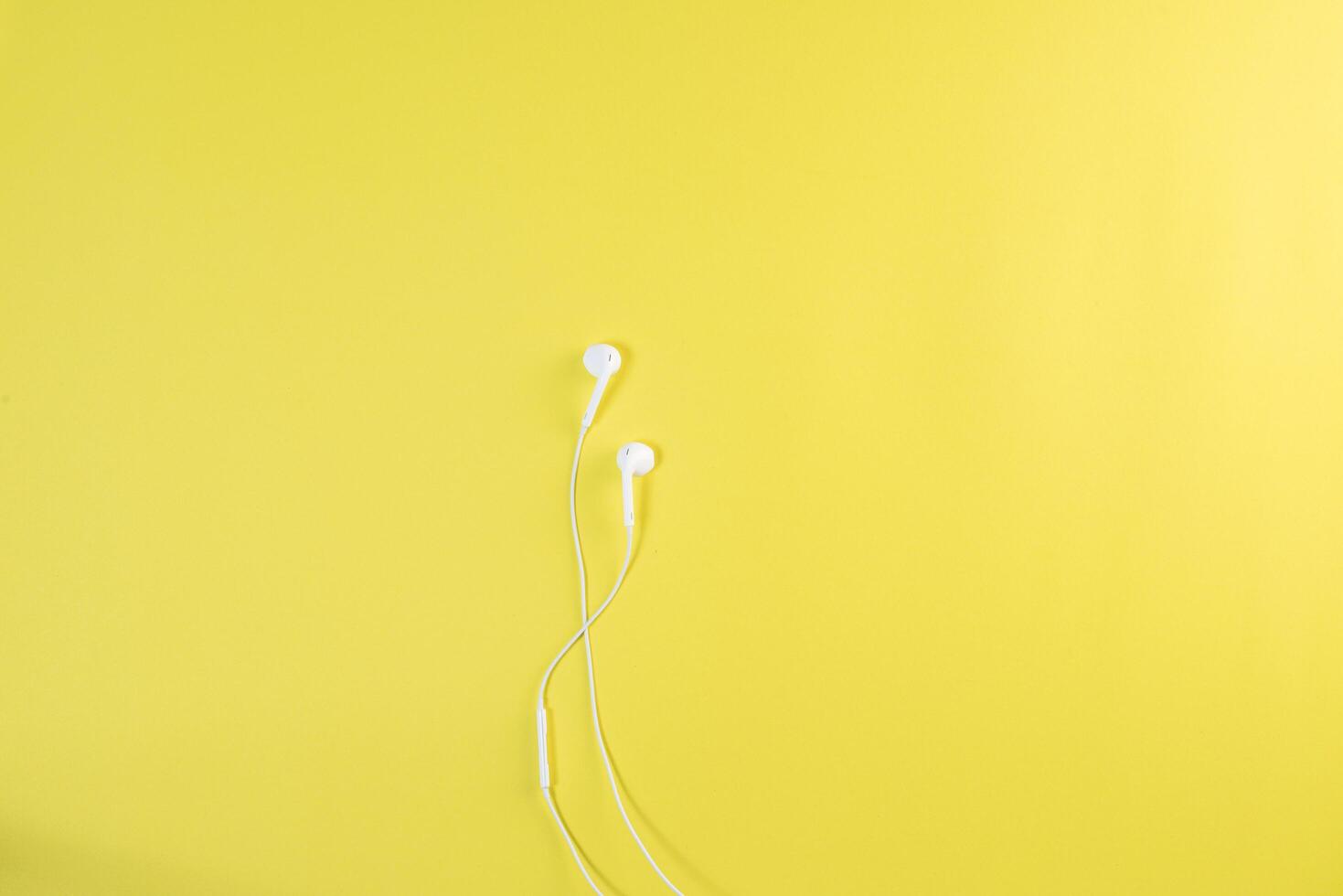 auricular blanco un fondo amarillo. foto