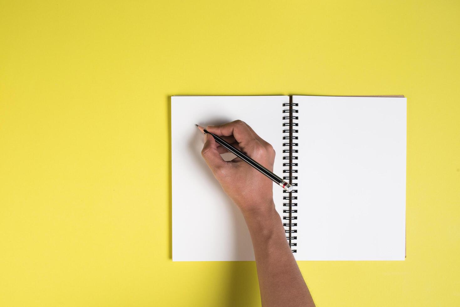 manos de mujer con cuaderno en blanco. foto