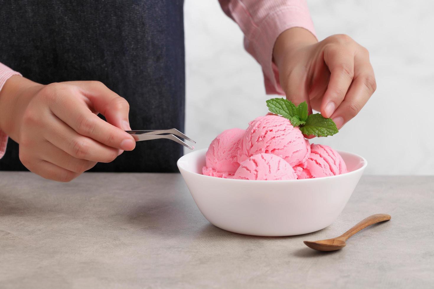 El estilista de alimentos usa pinzas para decorar helado falso. foto