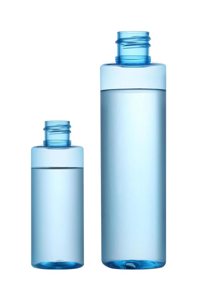 Botellas de tóner de plástico sobre fondo blanco. foto