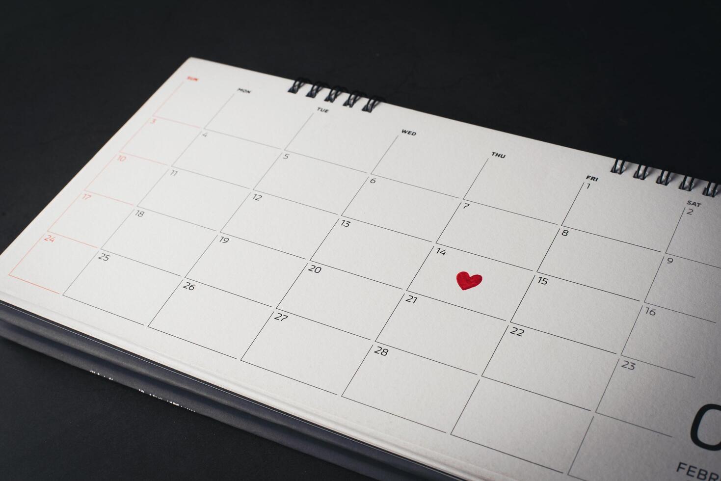 corazón rojo el 14 de febrero en el calendario, concepto de día de san valentín. foto