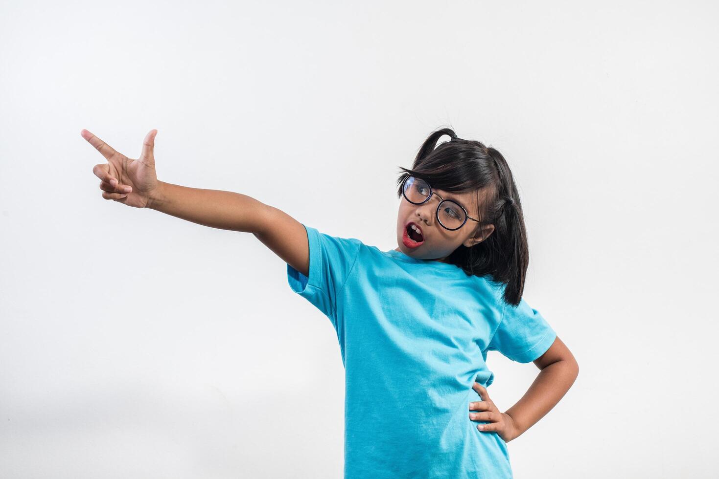 Retrato de niña divertida actuando en tiro de estudio. foto