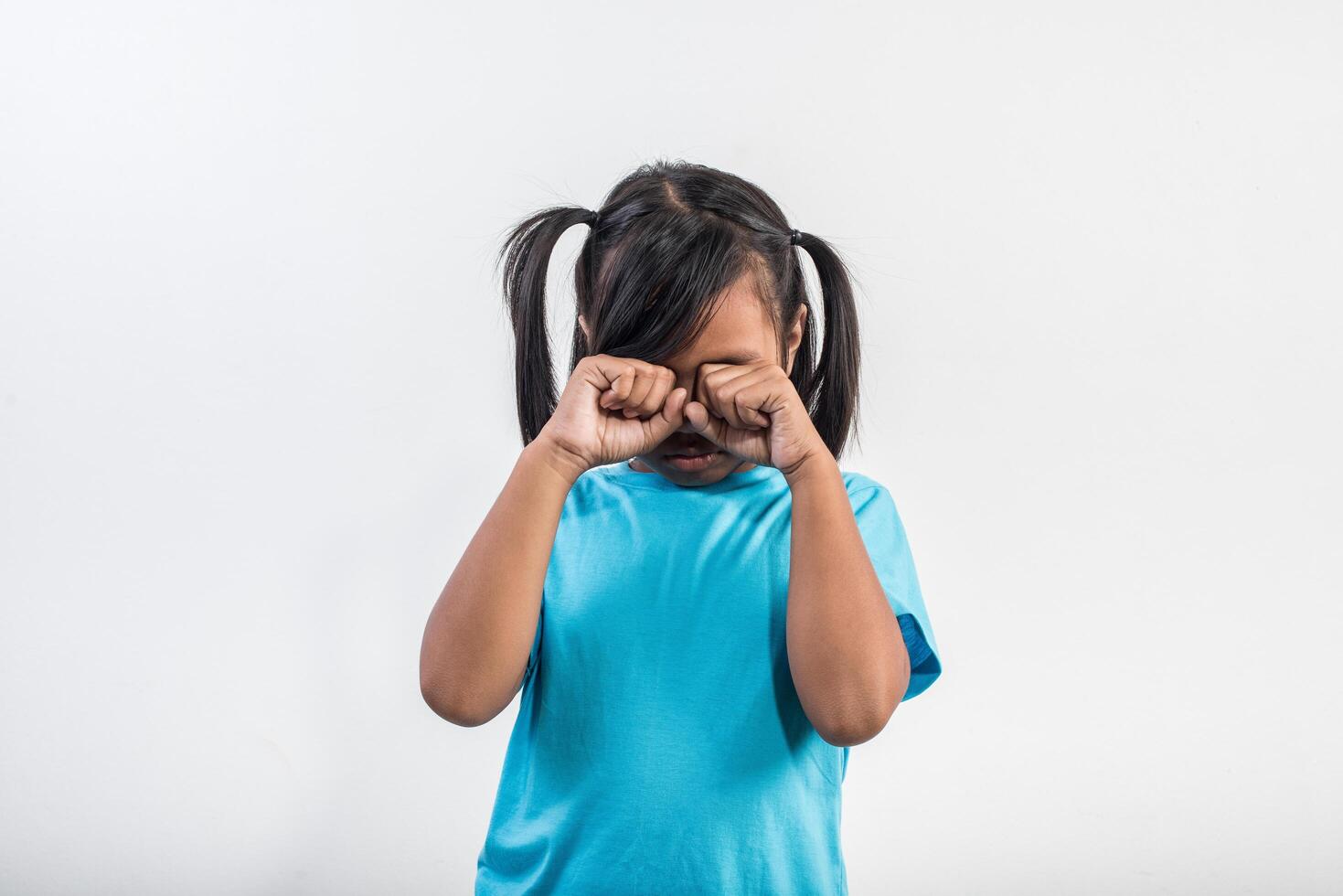 niña triste llorando en tiro del estudio. foto