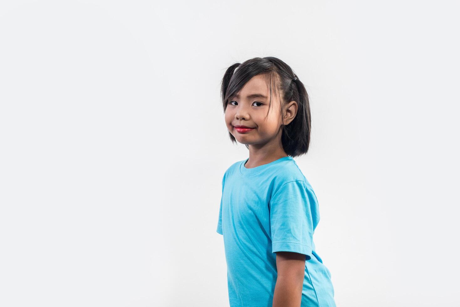 Retrato de niña divertida actuando en tiro de estudio. foto