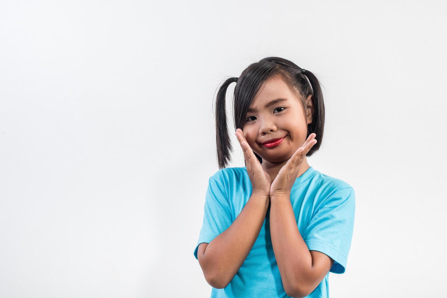 Retrato de niña divertida actuando en tiro de estudio. foto