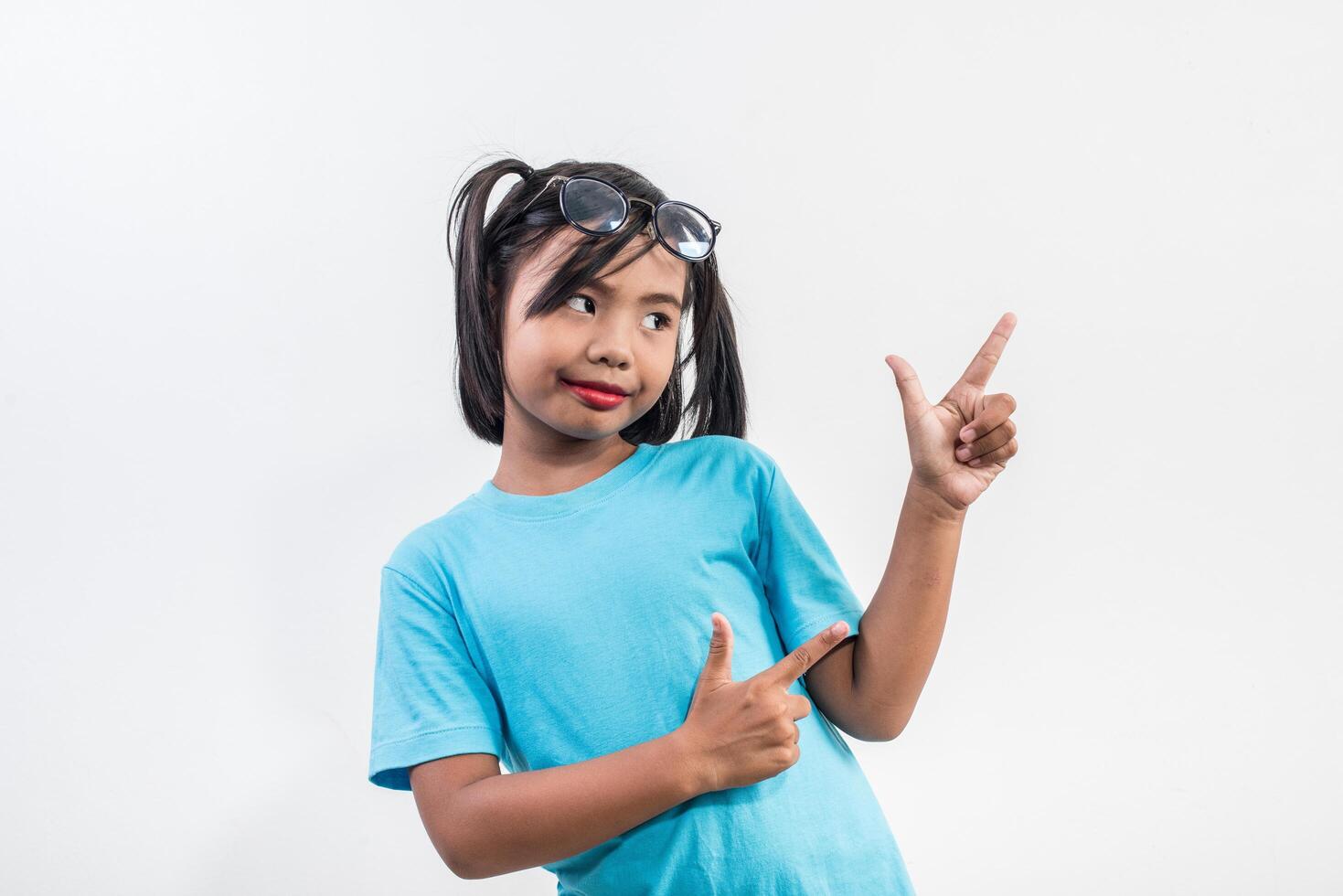 Retrato de niña divertida actuando en tiro de estudio. foto