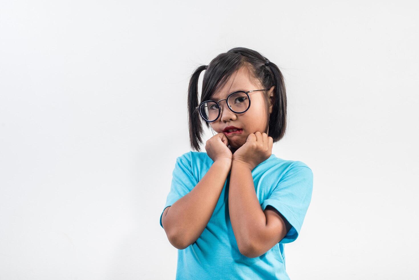 Retrato de niña divertida actuando en tiro de estudio. foto