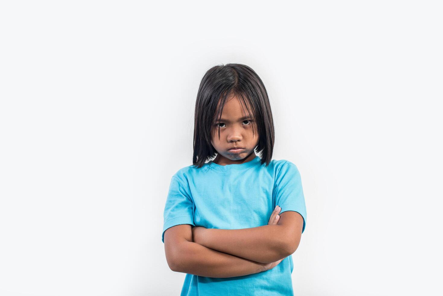 niña se siente enojada en tiro de estudio. foto