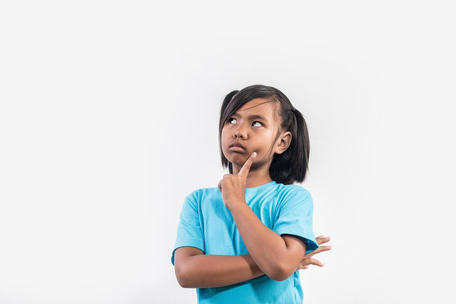 niña se siente enojada en tiro de estudio. foto