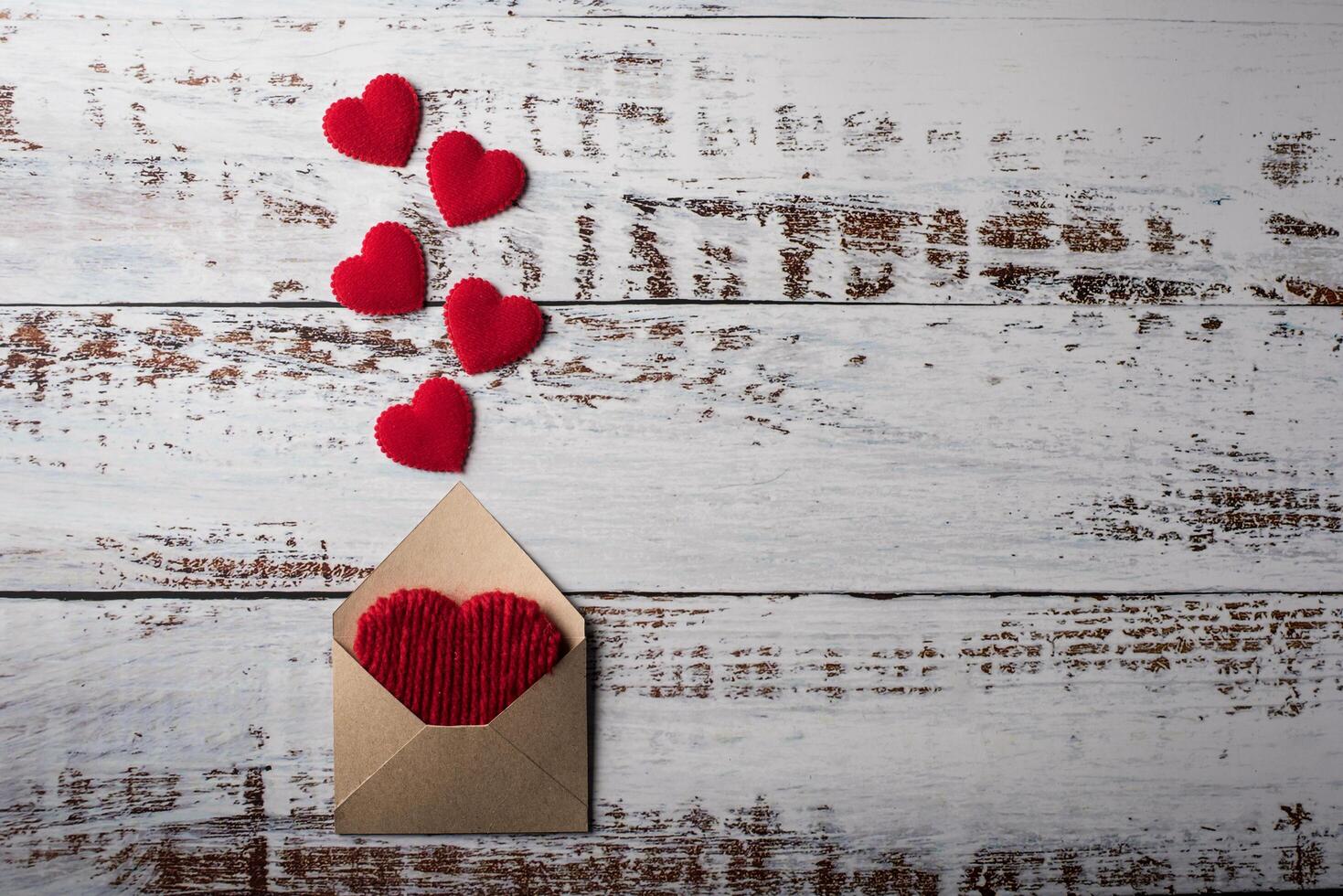 Carta en blanco sobre fondo de madera, concepto de día de San Valentín foto