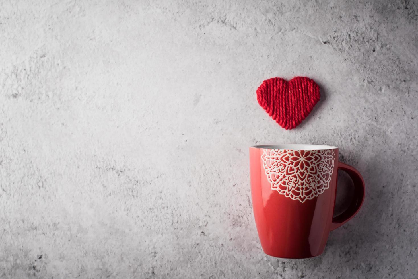 taza roja con corazón, concepto de día de san valentín foto