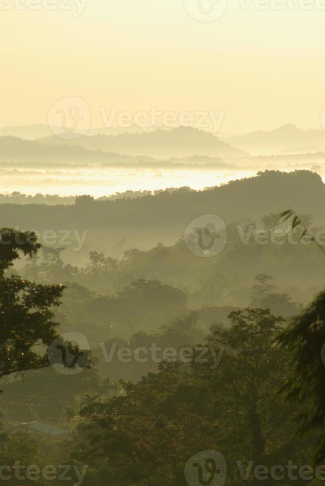 vista a la montaña por la mañana foto