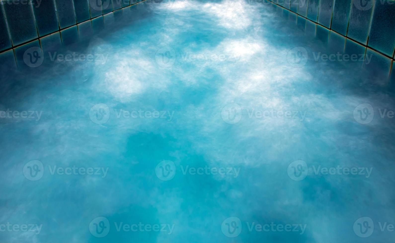 burbujas de agua en la piscina foto