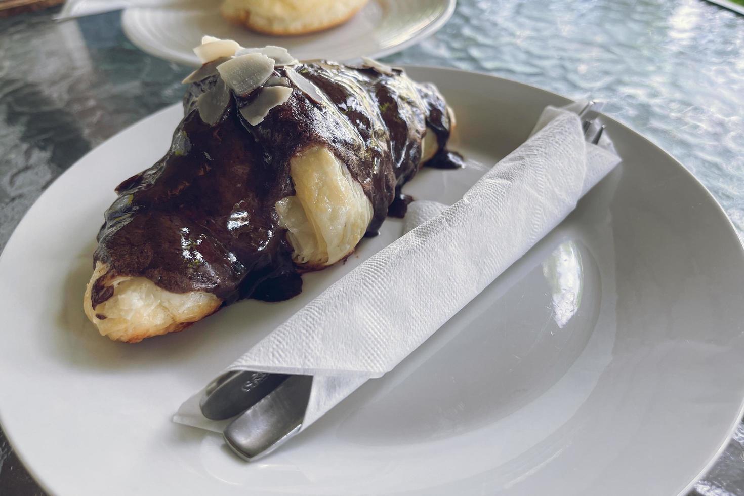 desayuno continental croissants recién hechos con chocolate foto