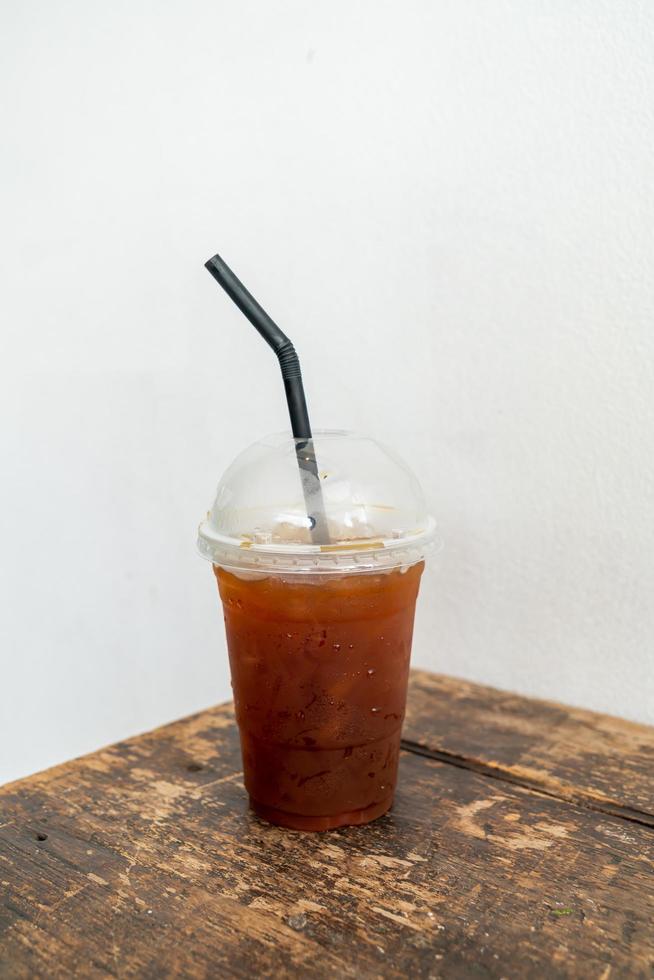 Vaso de café negro americano helado en la cafetería. foto