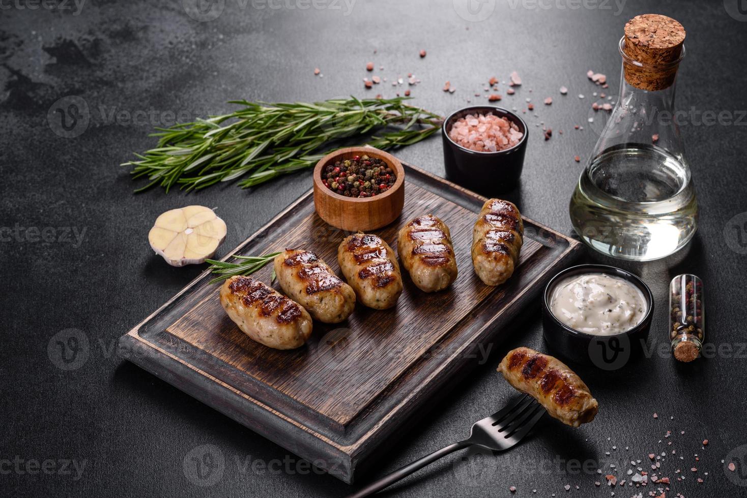 salchicha a la parrilla con la adición de hierbas y verduras foto