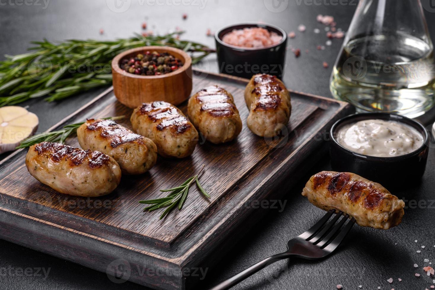 salchicha a la parrilla con la adición de hierbas y verduras foto