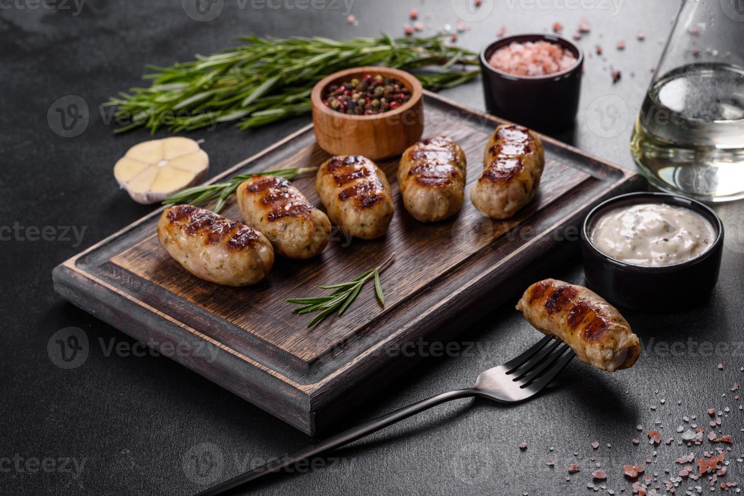 salchicha a la parrilla con la adición de hierbas y verduras foto