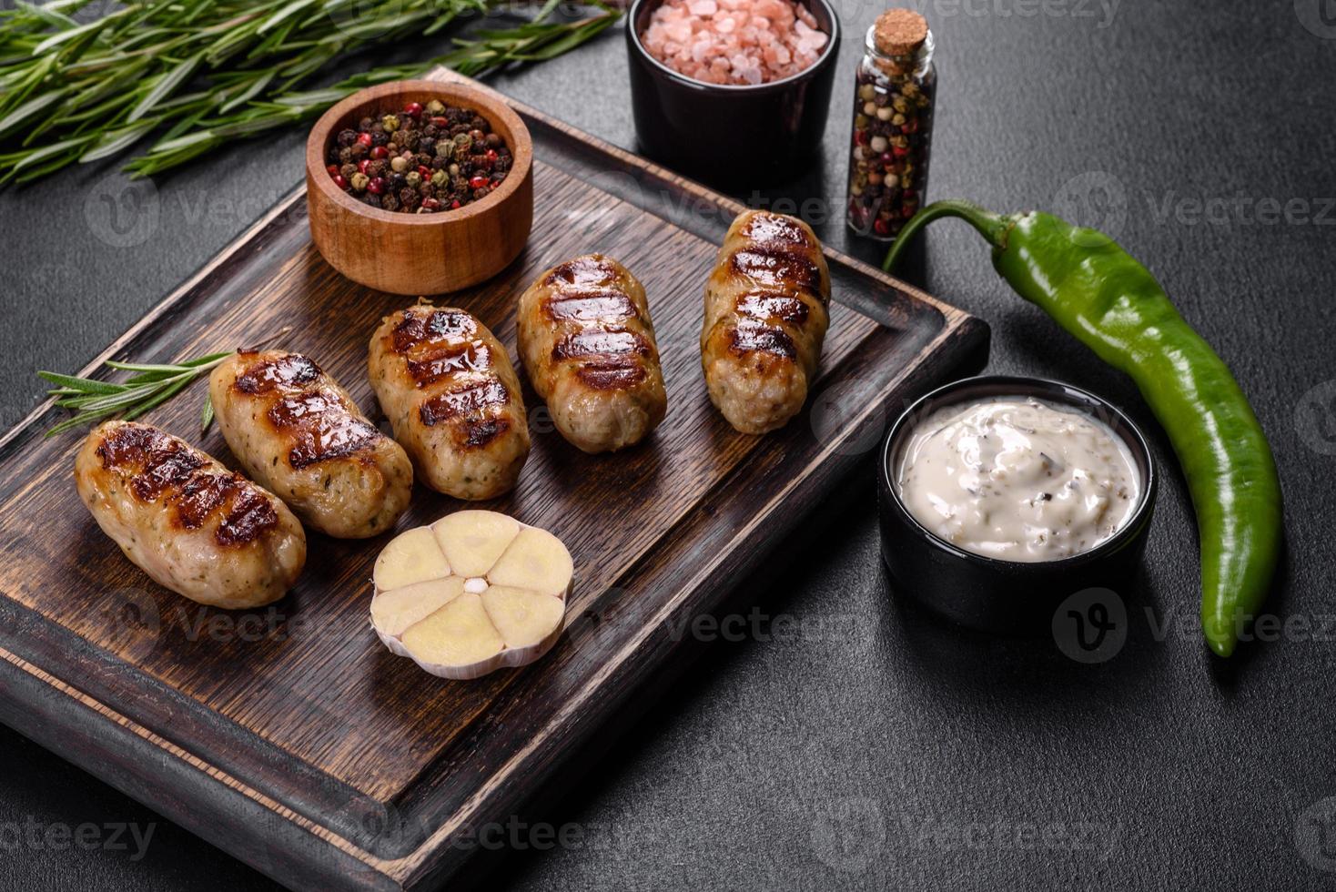 salchicha a la parrilla con la adición de hierbas y verduras foto