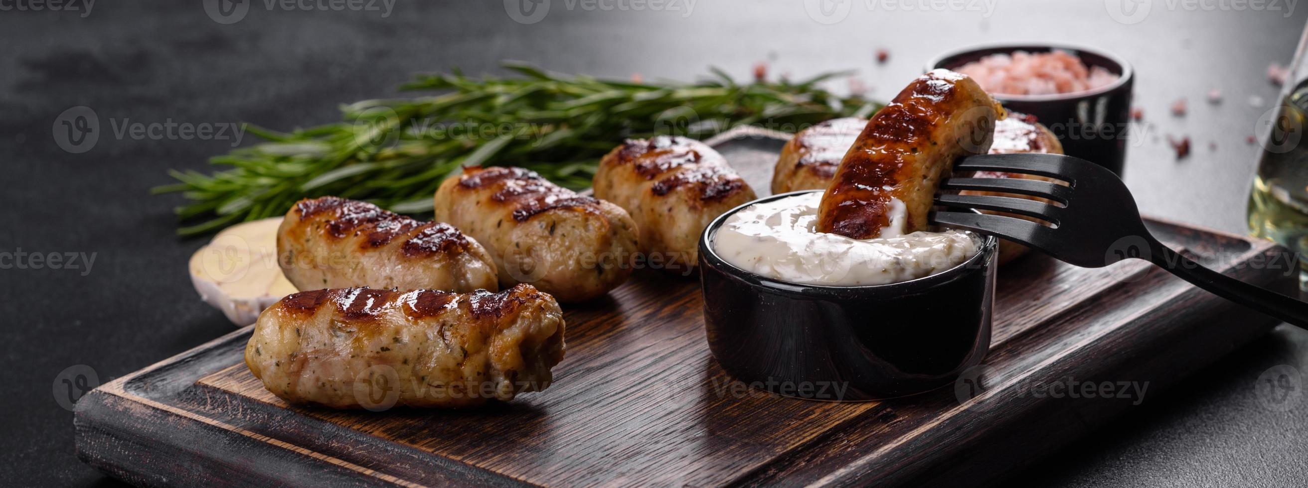 salchicha a la parrilla con la adición de hierbas y verduras foto