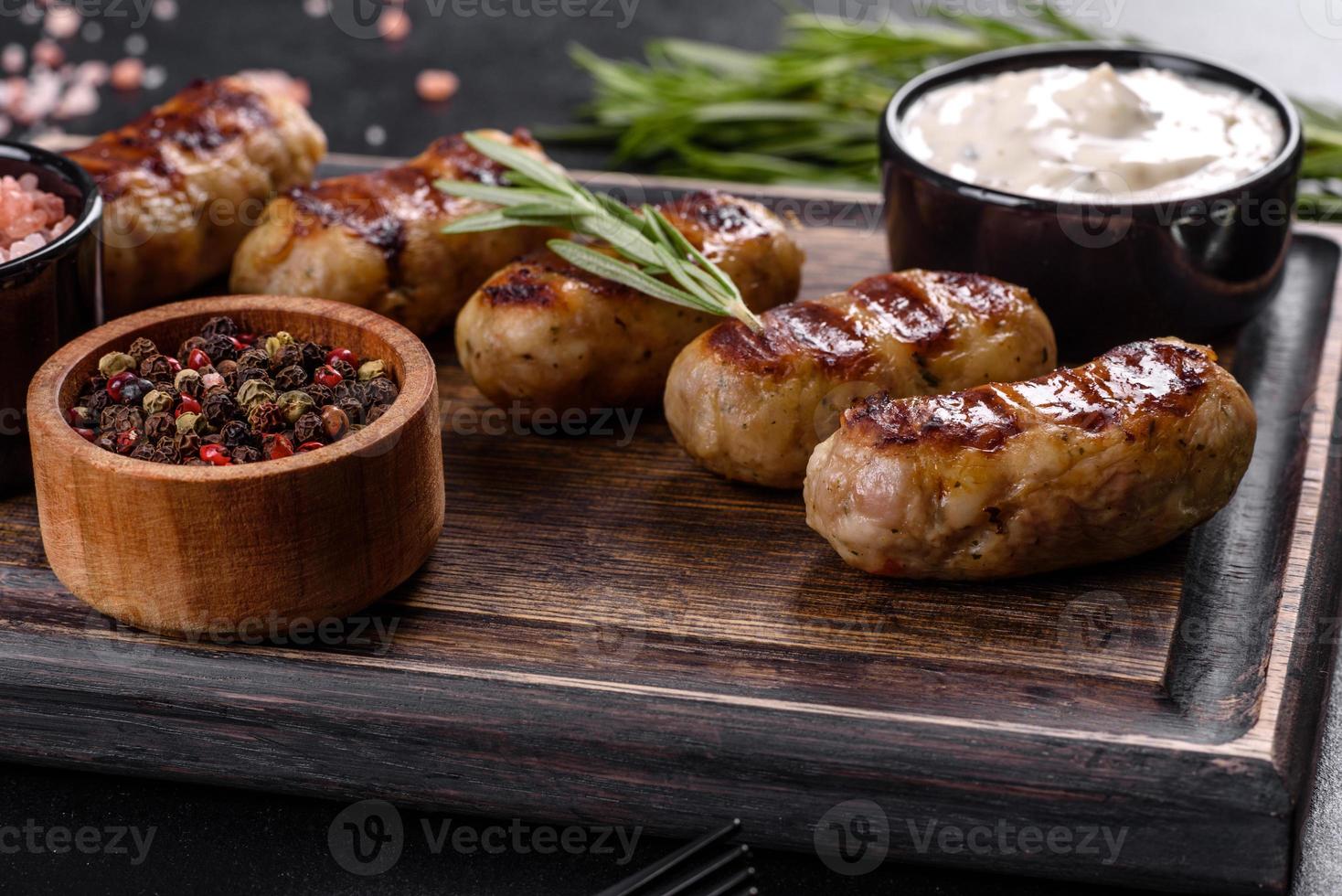 salchicha a la parrilla con la adición de hierbas y verduras foto