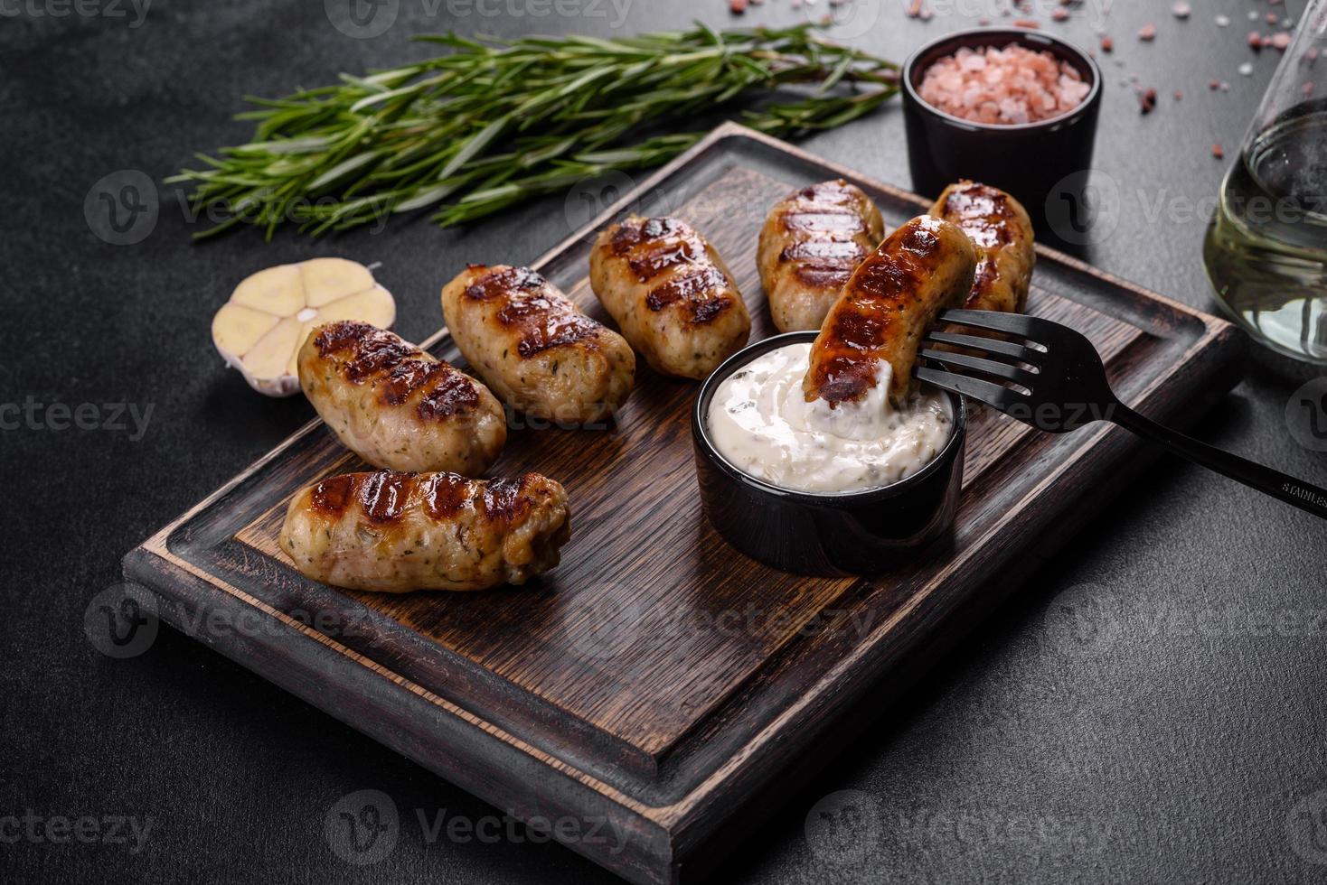 salchicha a la parrilla con la adición de hierbas y verduras foto