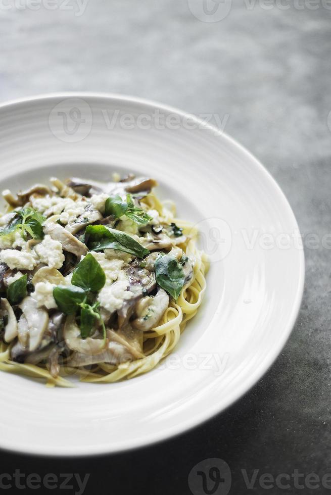 pasta italiana con ricotta de champiñones y albahaca foto