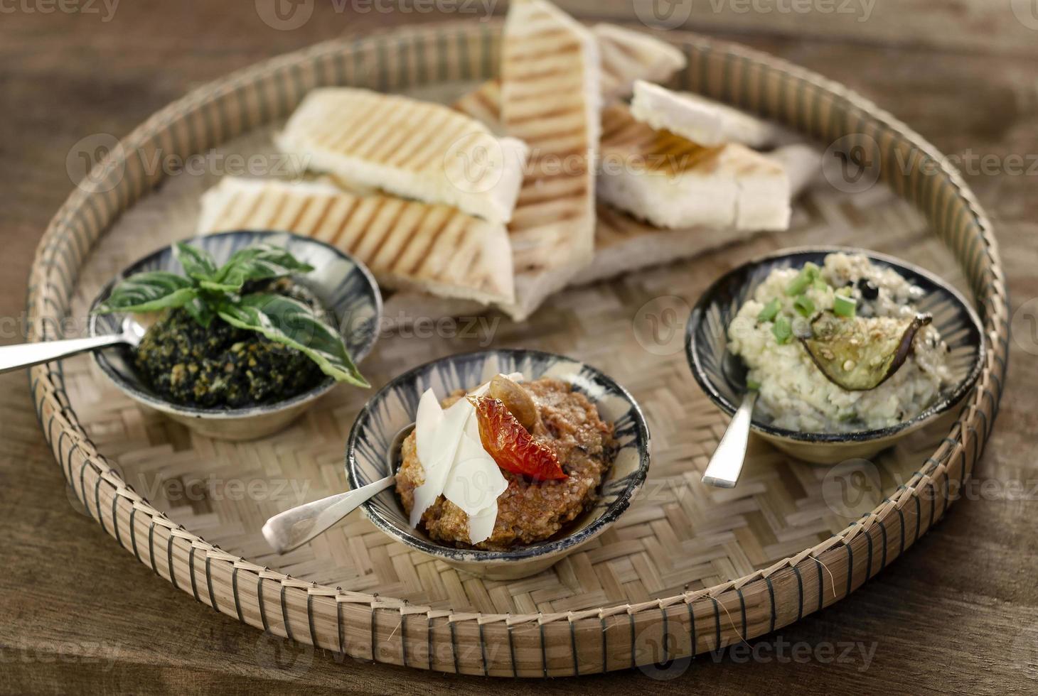 Plato de tapas de aperitivo mezze turco vegetariano en la mesa de restaurante de madera rústica foto