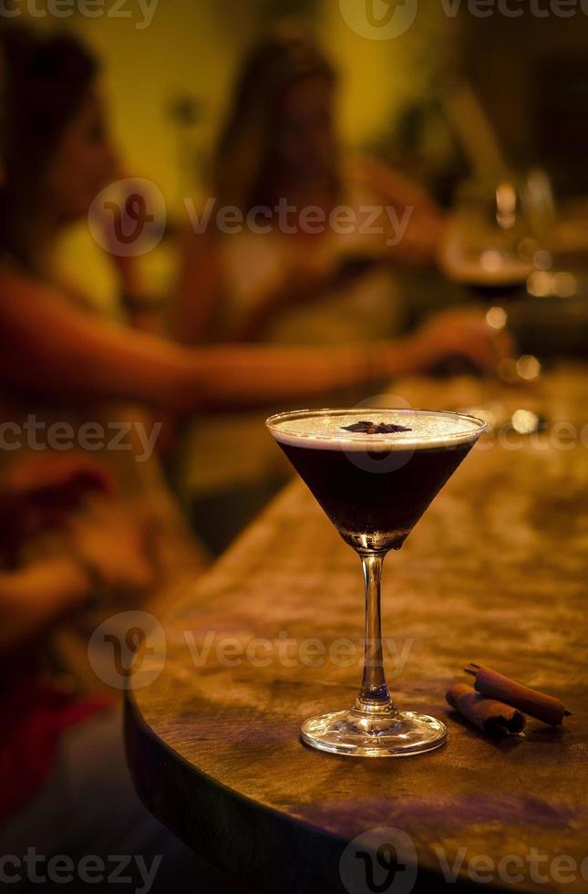 Espresso martini cóctel en el acogedor bar oscuro interior por la noche foto