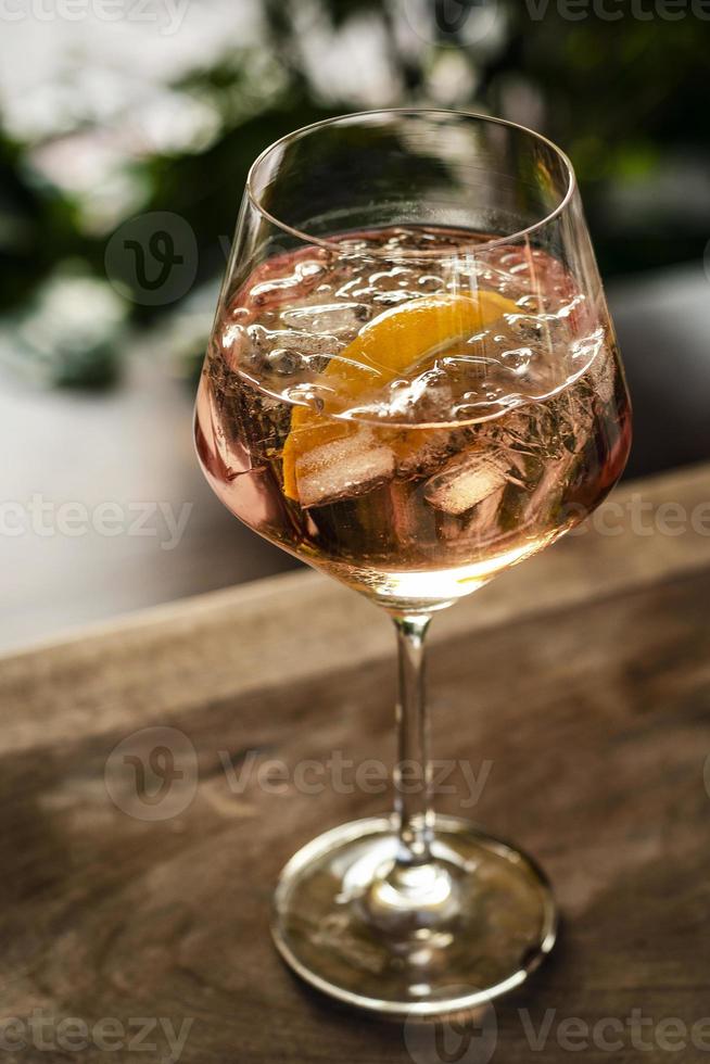 Spritzer de vino rosado 'piscine' francés tradicional con cóctel de naranja en la mesa exterior foto