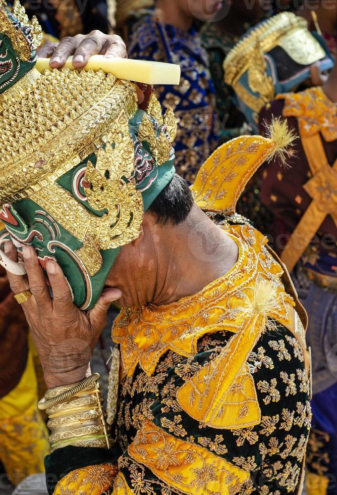 Máscara de lakhon khol tradicional ceremonia de baile traje en wat svay andet sitio del patrimonio cultural inmaterial de la unesco en la provincia de kandal, camboya foto