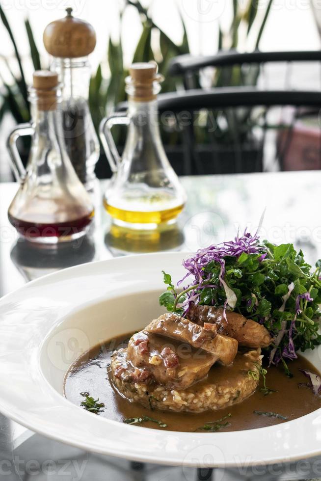 Filete de cerdo portugués en salsa cremosa de chorizo picante salchicha cocina moderna foto