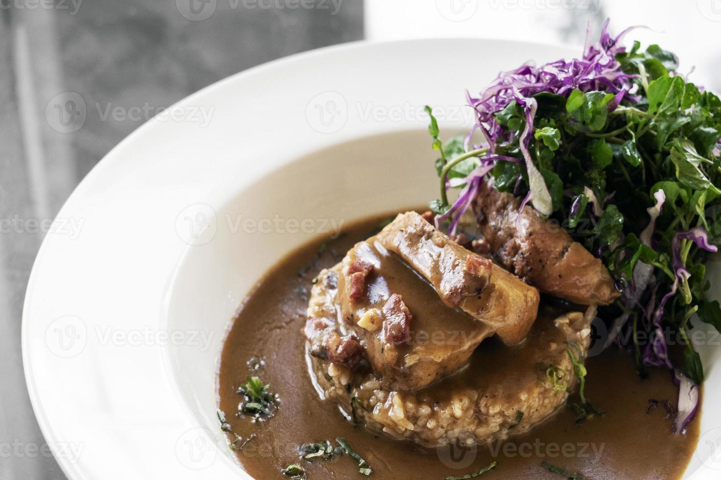 Filete de cerdo portugués en salsa cremosa de chorizo picante salchicha cocina moderna foto