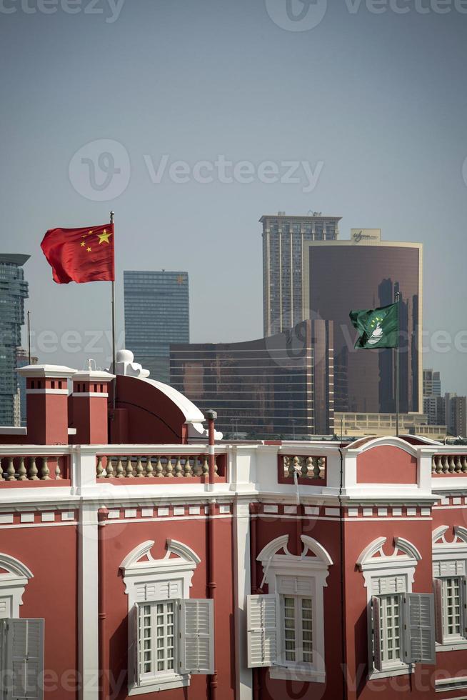 Banderas de China y Macao en el edificio de la sede del gobierno chino en el centro de la ciudad de Macao foto