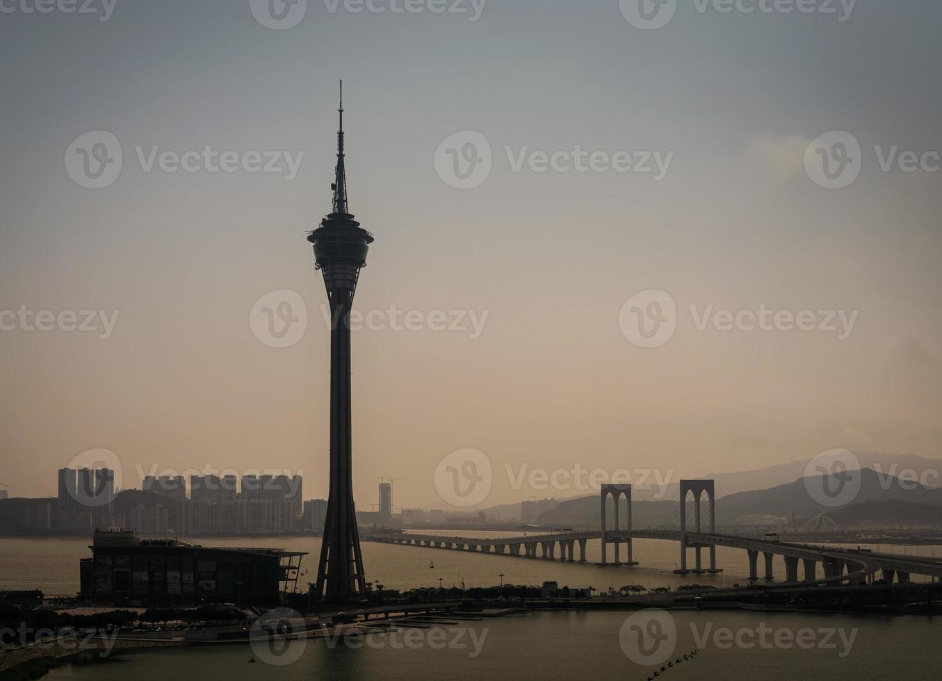 Torre de Macao y vista del horizonte de la zona del puente de Taipa en un día brumoso en China foto