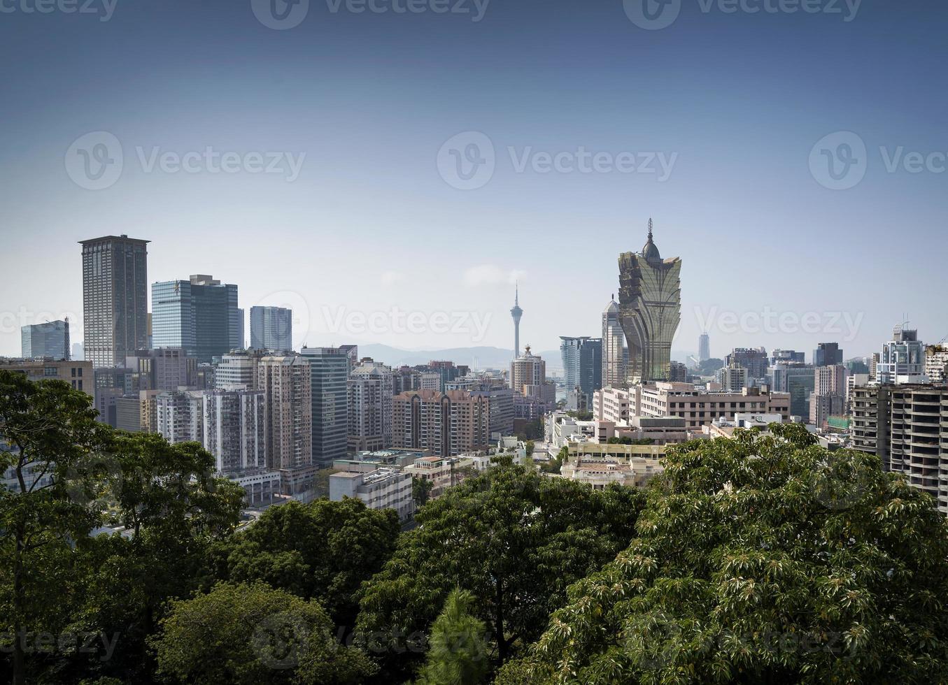 Vista del horizonte urbano desde la fortaleza de Guia con torres en el centro de la ciudad de Macao, China foto