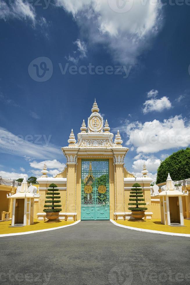 Vista del exterior histórico del palacio real en la ciudad de Phnom Penh, Camboya foto