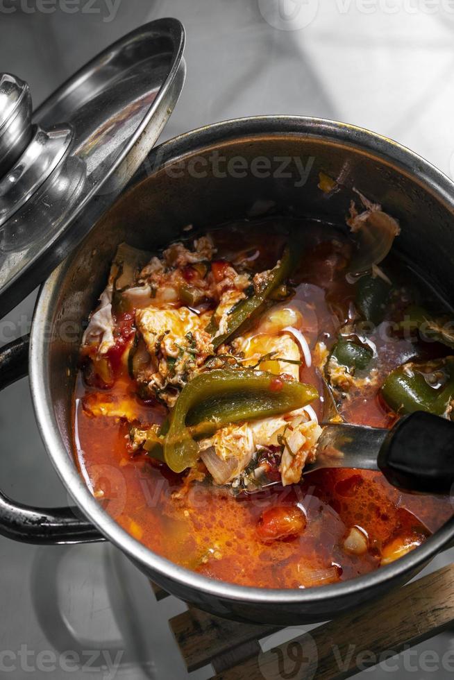 Tomate picante tradicional sopa de verduras y huevo estofado en Madeira, Portugal foto