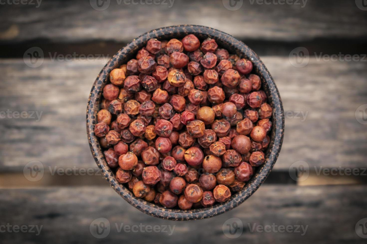 Maíz de pimiento rojo seco kampot orgánico en Camboya en cuenco de madera tradicional asiática foto