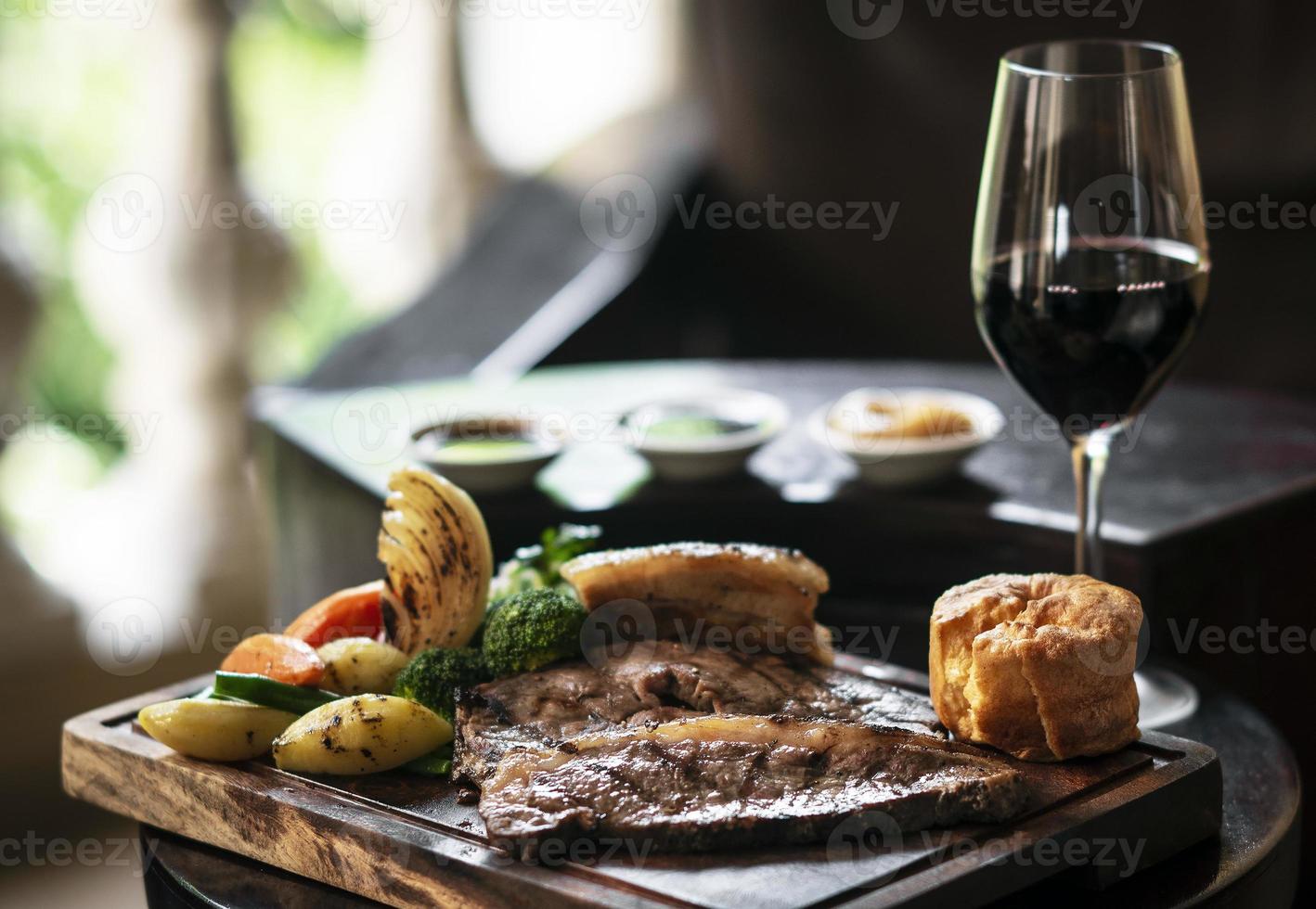 Domingo gourmet rosbif comida tradicional británica en mesa de pub de madera antigua foto