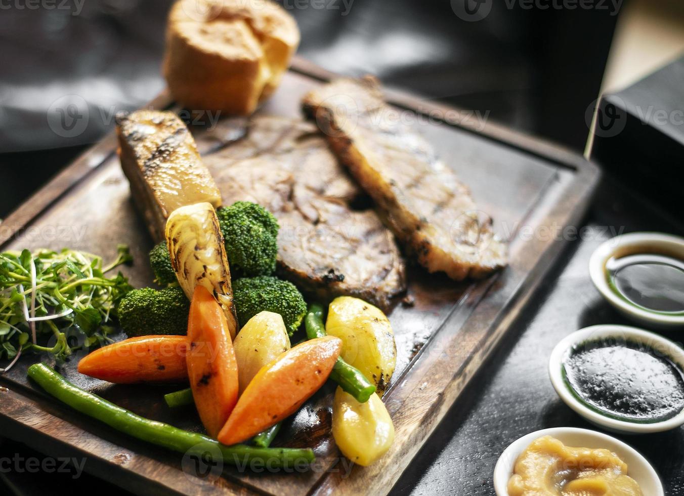 Domingo gourmet rosbif comida tradicional británica en mesa de pub de madera antigua foto