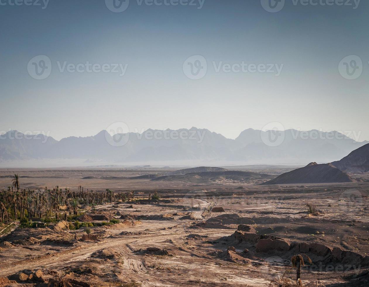 Vista del paisaje desértico en el oasis de Garmeh, cerca de Yazd, en el sur de Irán foto