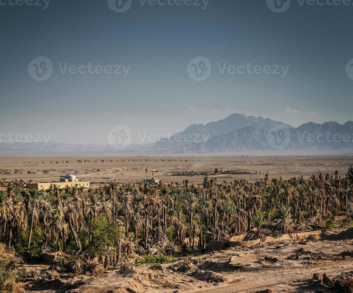 Vista del paisaje desértico en el oasis de Garmeh, cerca de Yazd, en el sur de Irán foto