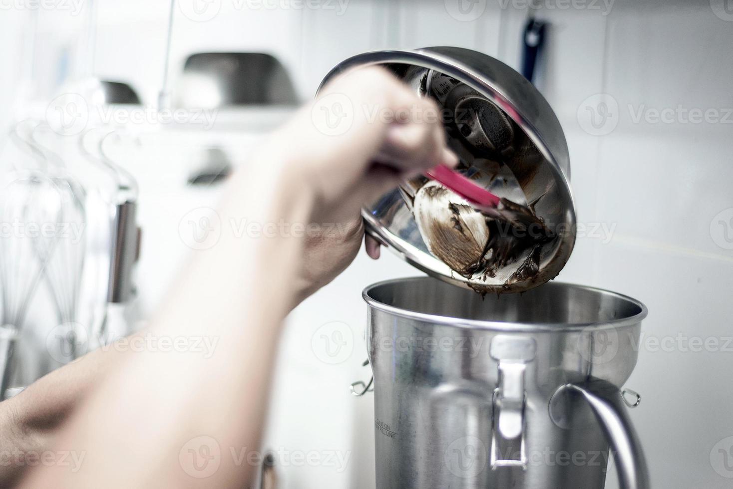 Hacer helado de helado con moderno equipamiento profesional detalle de preparación en el interior de la cocina foto