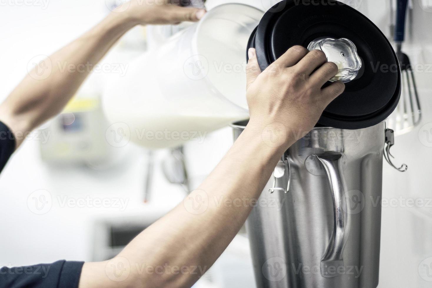 Hacer helado de helado con moderno equipamiento profesional detalle de preparación en el interior de la cocina foto