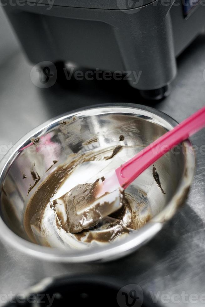 Hacer helado de helado con moderno equipamiento profesional detalle de preparación en el interior de la cocina foto