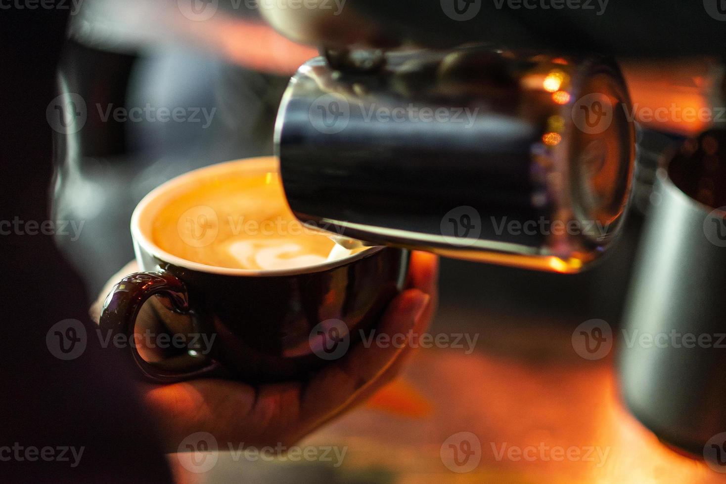 Hacer café espresso de cerca los detalles con la moderna máquina de café foto